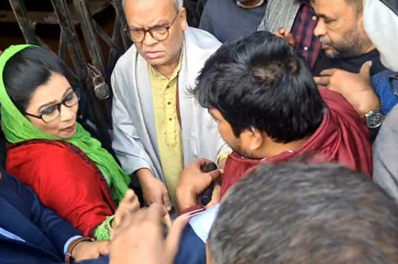 তালা ভেঙে কার্যালয়ে প্রবেশ করলেন বিএনপি নেতাকর্মীরা