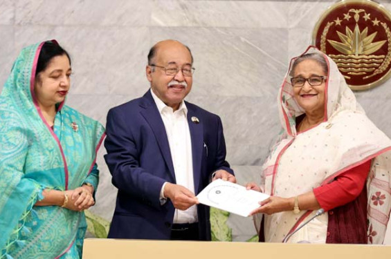 টাঙ্গাইলের শাড়ি, গোপালগঞ্জের রসগোল্লার জিআই সনদ প্রধানমন্ত্রীর হাতে