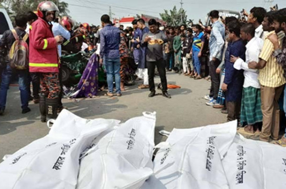ছুটির দিনে সড়কে ঝরল ১৮ প্রাণ