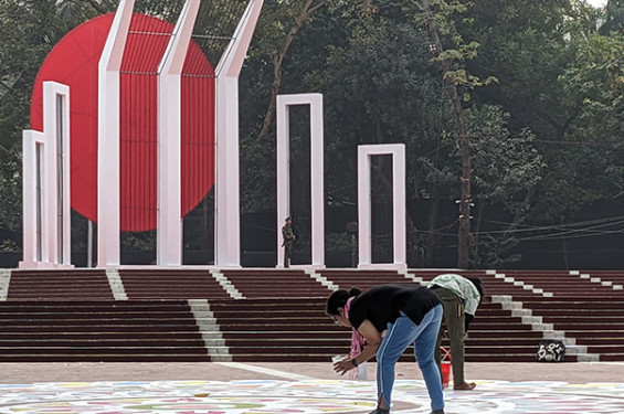 রঙতুলির আঁচড়ে মুগ্ধকর আলপনায় প্রস্তুত শহীদ মিনার