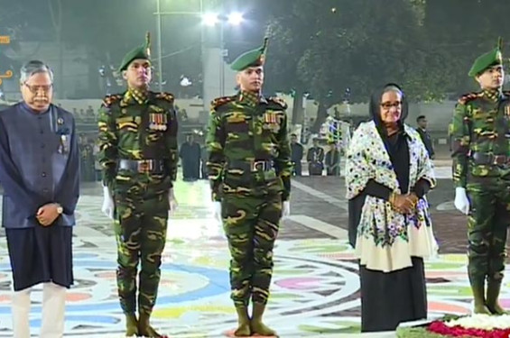কেন্দ্রীয় শহীদ মিনারে রাষ্ট্রপতি-প্রধানমন্ত্রীর শ্রদ্ধা