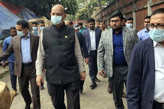 হঠাৎ কেন্দ্রীয় ঔষধাগারে স্বাস্থ্যমন্ত্রী, দেখলেন নানা অনিয়ম
