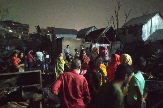 কড়াইল বস্তির আগুন: খোলা আকাশের নিচে রাত কাটছে কয়েকশ পরিবারের