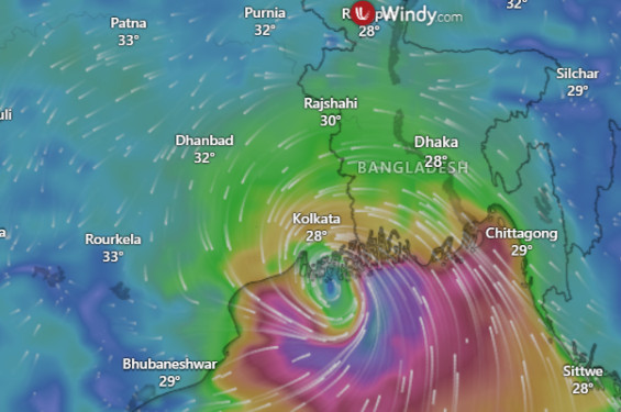 উপকূল অতিক্রম করছে রিমাল, ৫-৭ ঘণ্টায় উঠে আসবে স্থলভাগে