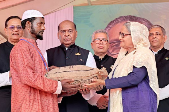 রিমালে ক্ষতিগ্রস্তদের মাঝে ত্রাণ বিতরণ করলেন প্রধানমন্ত্রী