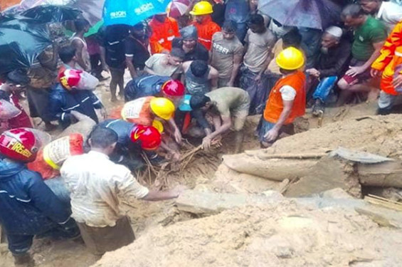 উখিয়ায় রোহিঙ্গা শিবিরে পাহাড় ধসে ৯ জনের মৃত্যু