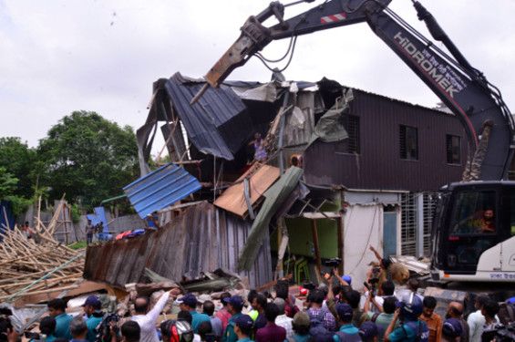 ডিএনসিসির অভিযানে ৬০ অবৈধ স্থাপনা গুঁড়িয়ে ১০ বিঘা ভূমি উদ্ধার