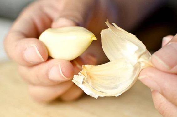 রসুন খাওয়া কাদের জন্য ক্ষতিকর?