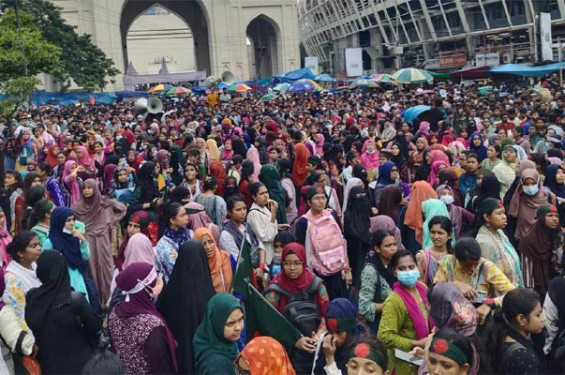 পুলিশের ব্যারিকেড ভেঙে বঙ্গভবনের দিকে যাচ্ছেন শিক্ষার্থীরা