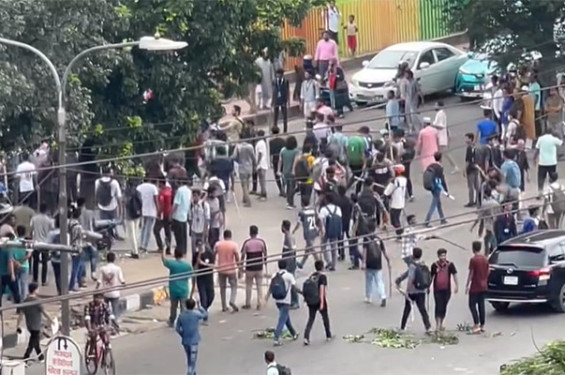 নতুনবাজারে শিক্ষার্থীদের সঙ্গে ছাত্রলীগের সংঘর্ষ