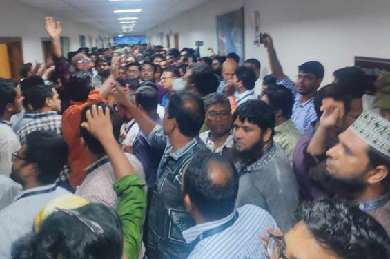 বাংলাদেশ ব্যাংকে বিক্ষোভ, পালালেন ডেপুটি গভর্নর-উপদেষ্টারা