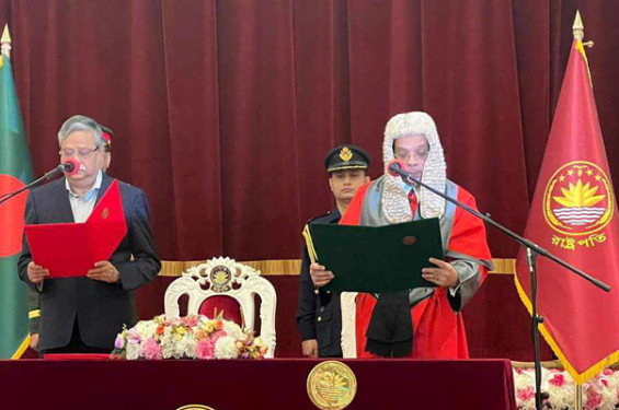 শপথ নিলেন প্রধান বিচারপতি সৈয়দ রেফাত আহমেদ