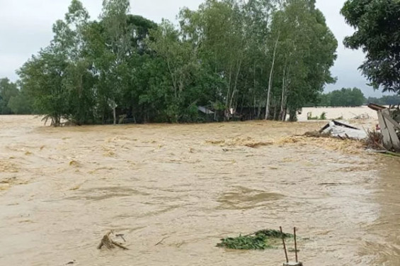 স্মরণকালের ভয়াবহ বন্যায় বিপর্যস্ত ১২ জেলা, মৃত্যু ১৩