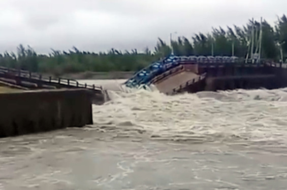 বন্যার পানির ঢলে ভেঙে গেছে মুছাপুর স্লুইসগেট, এলাকাজুড়ে আতঙ্ক