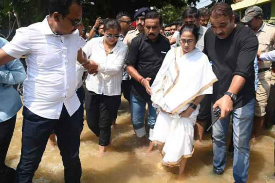 ব্যারেজ খুলে দিল ঝাড়খণ্ড—ভাসছে পশ্চিমবঙ্গ, ক্ষুব্ধ মমতা