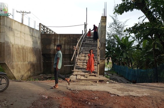 আমতলীতে ৬ কোটি টাকার সেতু কাজে আসছে না এলাকাবাসীর