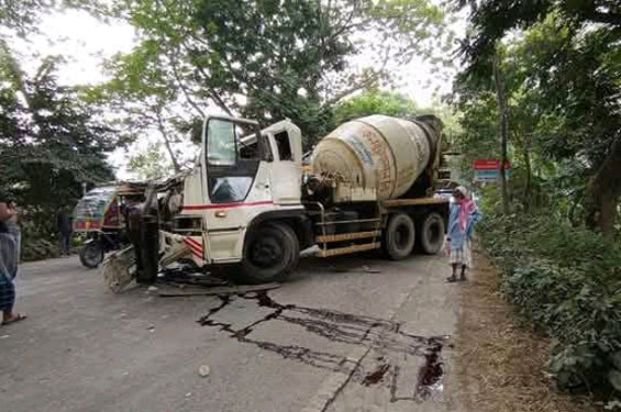 ফরিদপুরে বাস-ট্রাকের সংঘর্ষে নিহত ১
