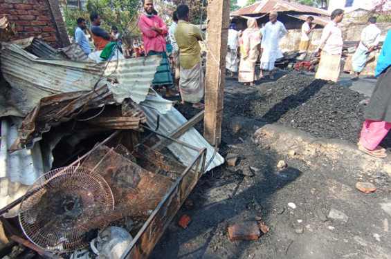 বাঁশখালীতে অগ্নিকাণ্ডে ১৩ বসতবাড়ি ভস্মীভূত, যুবক আটক