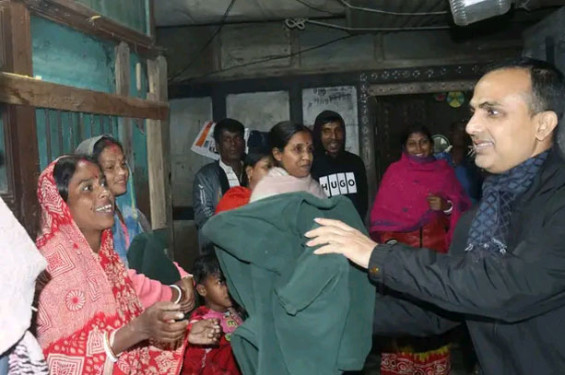 অসহায়দের বাড়িতে শীতবস্ত্র নিয়ে হাজির হলেন চাঁদপুরের জেলা প্রশাসক