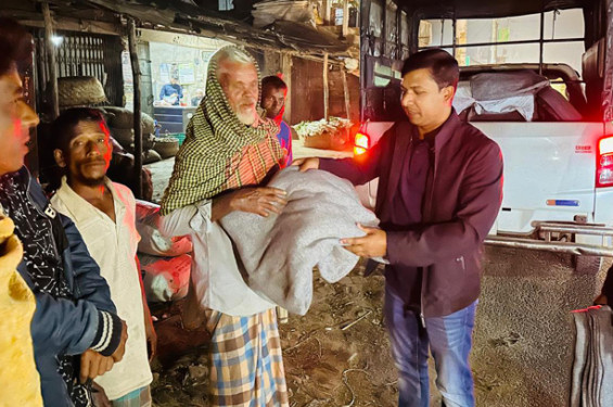 বাঁশখালীতে শীতার্তদের মাঝে উপজেলা প্রশাসনের শীতবস্ত্র বিতরণ