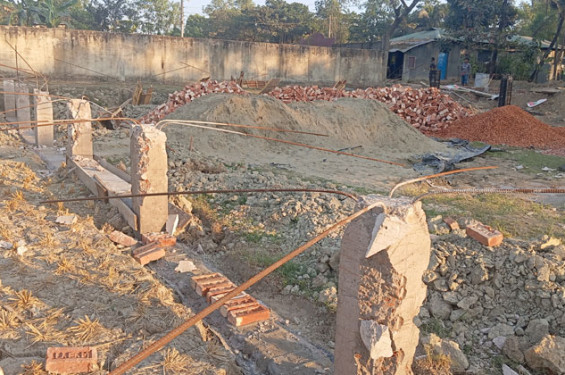 বাঁশখালীতে প্রবাসীর বসতভিটার সীমানা প্রাচীর ভাঙচুর ও হামলার অভিযোগ
