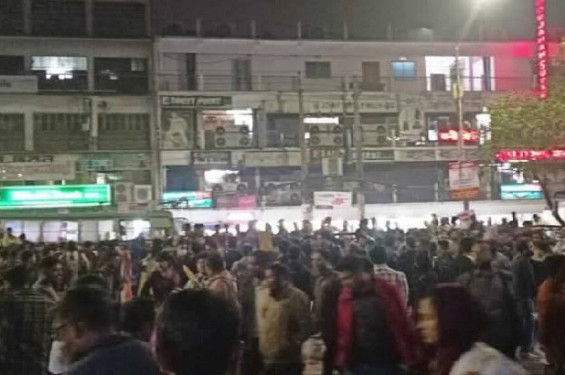 ও৫ দাবিতে সায়েন্সল্যাব মোড় অবরোধ করেছেন শিক্ষার্থীরা