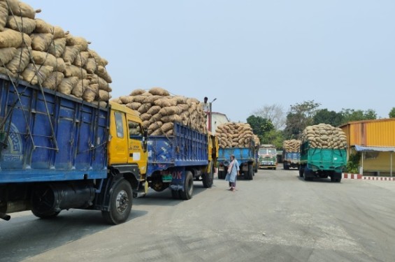 ট্রান্সশিপমেন্ট বাতিল হলেও স্বাভাবিক বাংলাবান্ধা, নেপালে গেল ১৪৭ টন আলু