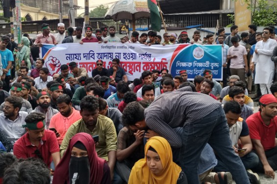 জবি শিক্ষক-শিক্ষার্থীদের গণঅনশন, কবিতা-স্লোগানে মুখর কাকরাইল