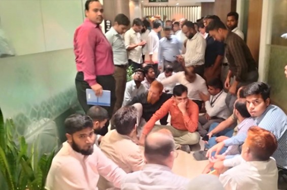অর্থ উপদেষ্টার অফিস কক্ষে কর্মকর্তা-কর্মচারীদের অবস্থান
