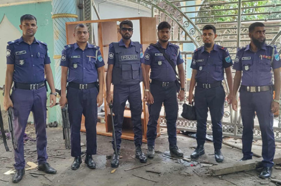 নুরাল পাগলের দরবারের সামনে পুলিশ মোতায়েন, ৩৫০০ জনের নামে মামলা