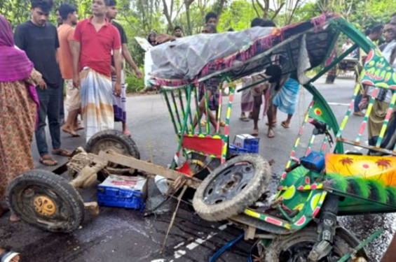 নাটোরে বাসের ধাক্কায় অটোরিকশার ৩ যাত্রী নিহত