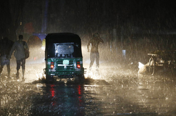 বৃষ্টিতে রাজধানীতে জলাবদ্ধতা