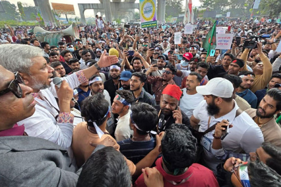 বিটিআরসি ঘেরাও করে মোবাইল ব্যবসায়ীদের আন্দোলন