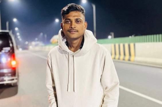 বাসা থেকে ডেকে নিয়ে মায়ের সামনে তরুণকে কুপিয়ে হত্যা