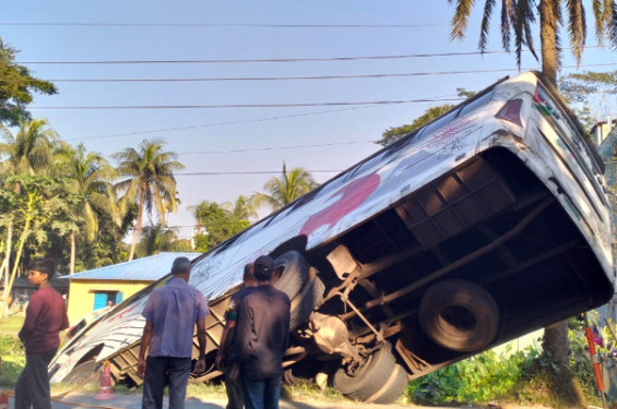 ইন্দোনেশিয়ায় বাস দুর্ঘটনায় ১৬ জন নিহত