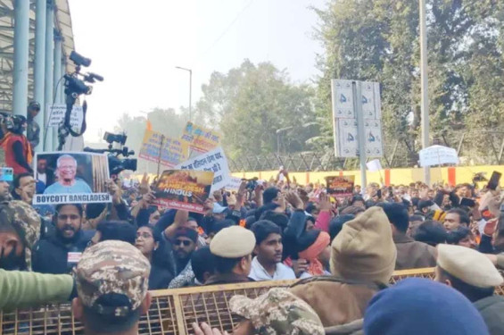 দিল্লিতে বাংলাদেশ হাইকমিশনের সামনে বিভিন্ন হিন্দু সংগঠনের বিক্ষোভ ও সংঘর্ষ