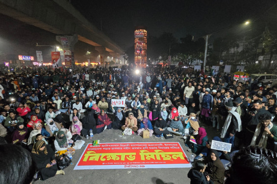 বিচারের দাবিতে শাহবাগে বিক্ষোভ, রাতভর থাকার ঘোষণা