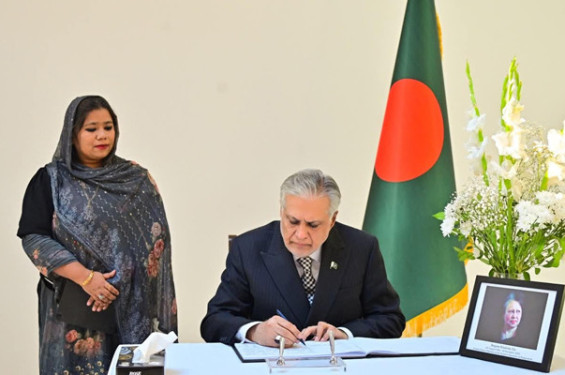 ইসলামাবাদে খালেদা জিয়ার শোক বইতে সই করলেন ইসহাক দার