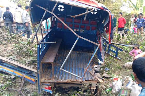 পিকআপ ভ্যানে ট্রেনের ধাক্কা, প্রাণ গেল ৩ জনের