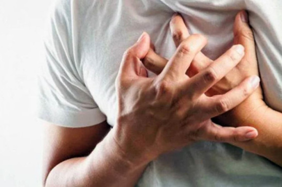 বুকে ব্যথা হলে যেসব কাজ ভুলেও করবেন না