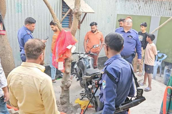 নরসিংদীতে তুচ্ছ ঘটনাকে কেন্দ্র করে বাড়িঘরে হামলা-লুটপাট