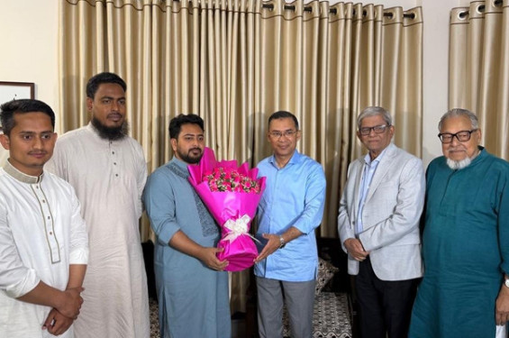 নাহিদ ইসলামের বাসায় তারেক রহমান