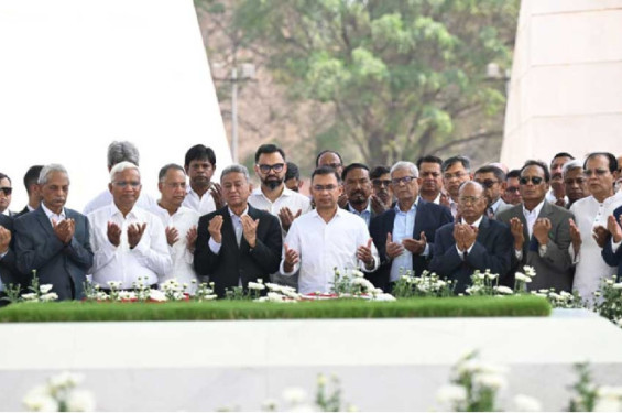 জিয়াউর রহমান ও খালেদা জিয়ার সমাধিতে প্রধানমন্ত্রীর শ্রদ্ধা