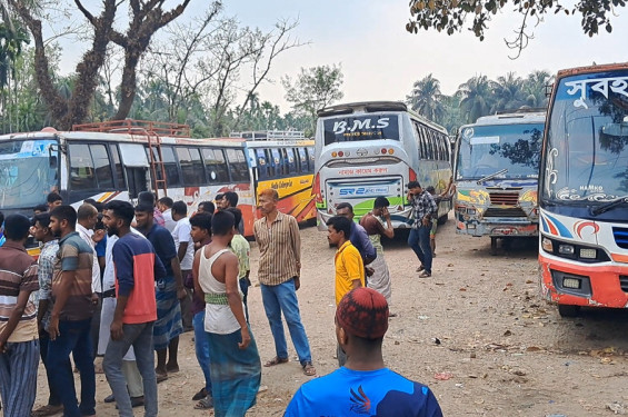 ভোলায় অনির্দিষ্টকালের বাস ধর্মঘটের ডাক, শ্রমিক বিক্ষোভ