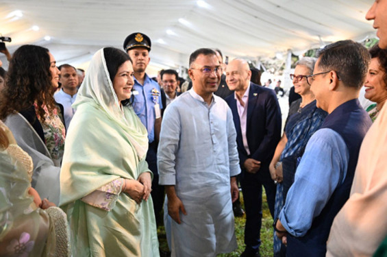 যমুনায় সর্বসাধারণের সঙ্গে শুভেচ্ছা বিনিময় করছেন প্রধানমন্ত্রী