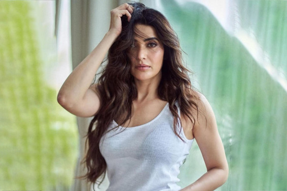 মা হচ্ছেন অভিনেত্রী কারিশমা