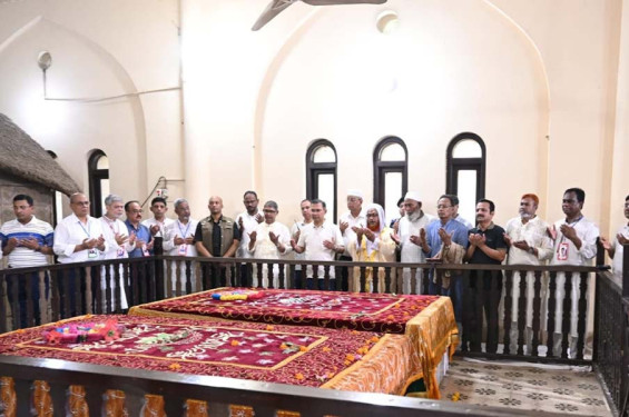 মওলানা ভাসানীর মাজার জিয়ারত করলেন প্রধানমন্ত্রী