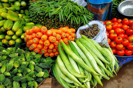 বৃষ্টির প্রভাবে চড়া সবজির বাজার