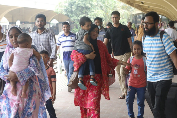 শিডিউল বিপর্যয়ের ভোগান্তিতে হাজারো যাত্রী