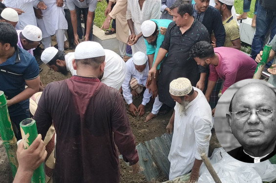 মা-বাবার পাশে চিরশায়িত তোফায়েল আহমেদ
